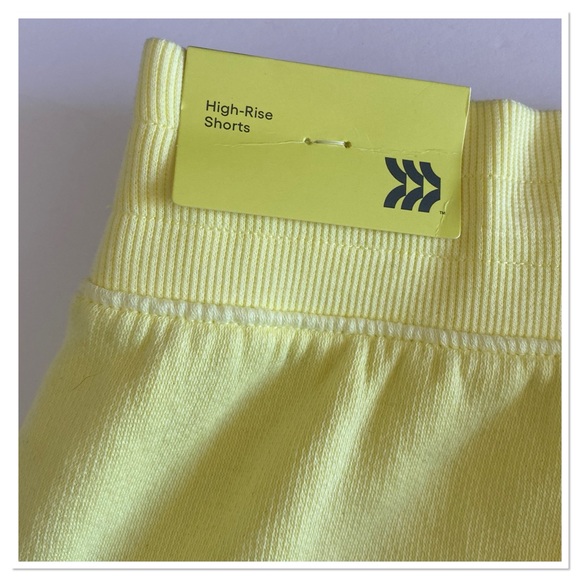 Women’s High- Rise Fleece Shorts All In Motion - Picture 3 of 3